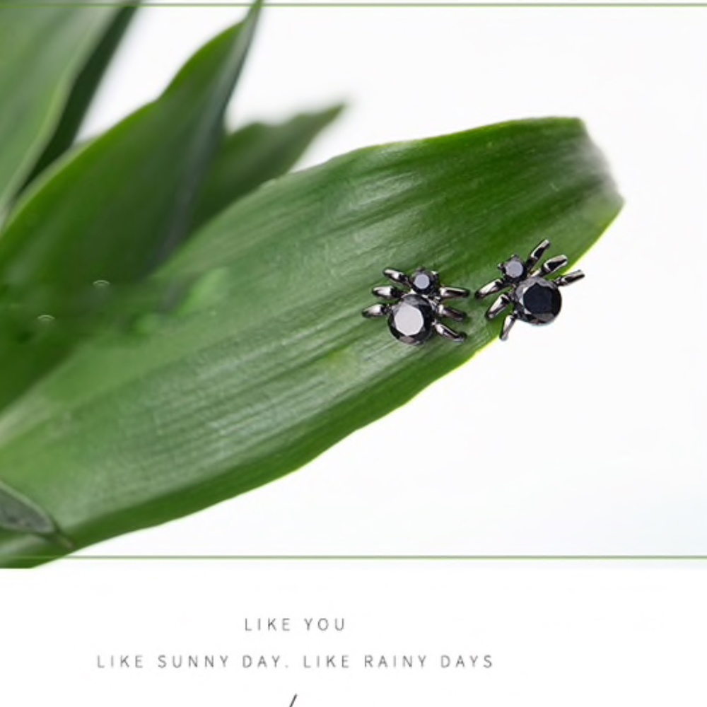 Black Spider Stud Earrings Halloween - Picture 2 of 7